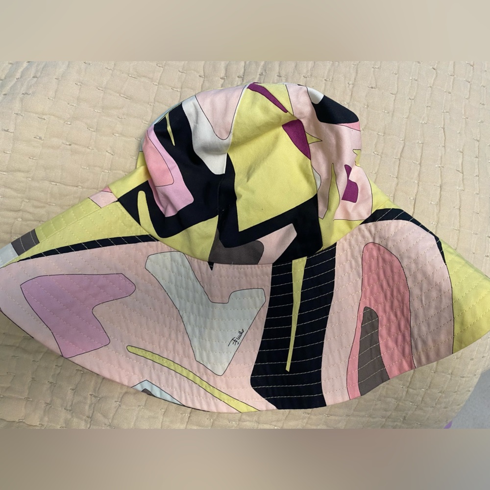 Emilio Pucci bucket hat- perfect for summer!